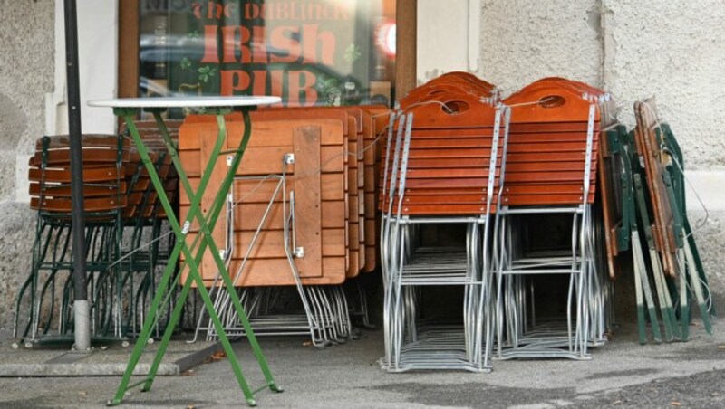 Noch sind die Sessel zusammengeklappt - bald soll man in den Schanigärten des Landes wieder gemütlich sitzen können. (Bild: APA/Barbara Gindl)