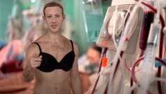 Facebook-Chef Mark Zuckerberg als Teleshopping-Verkäufer in „Sassy Justice“. (Bild: youtube.com/Sassy Justice)