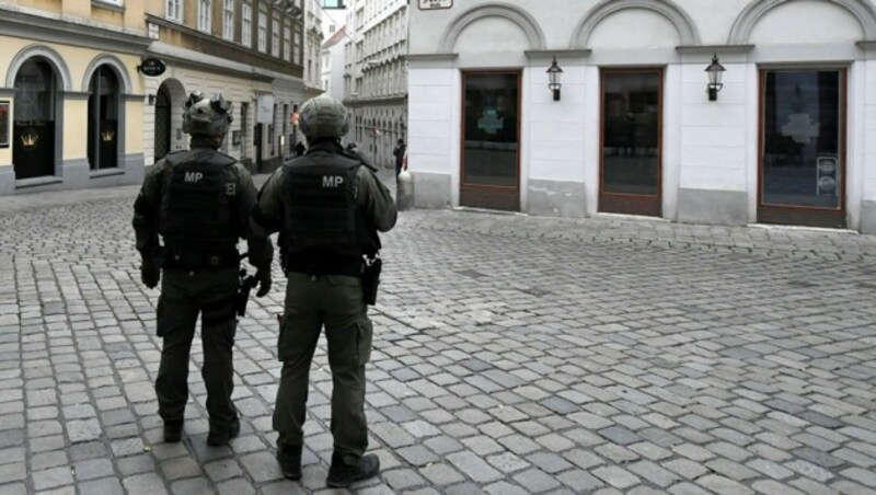 Soldaten in der Seitenstettengasse (Bild: APA/HELMUT FOHRINGER)