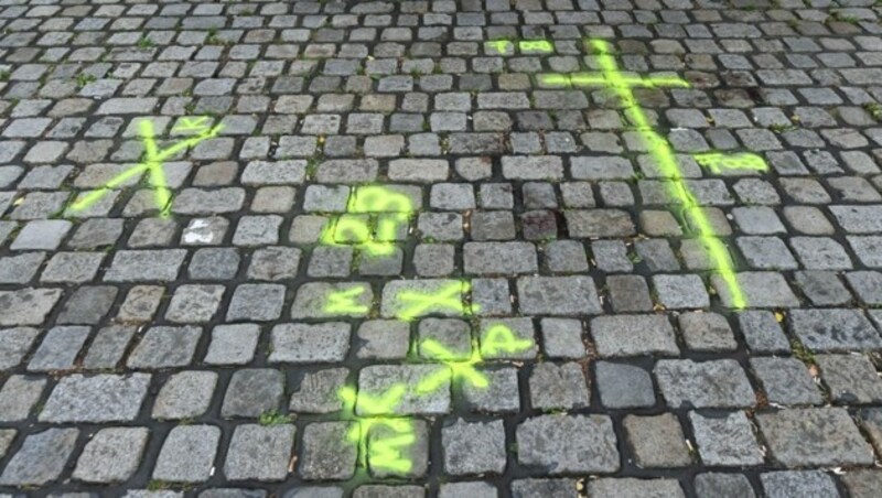 Polizeimarkierungen unterhalb der Ruprechtskirche in der City (Bild: APA/HELMUT FOHRINGER)