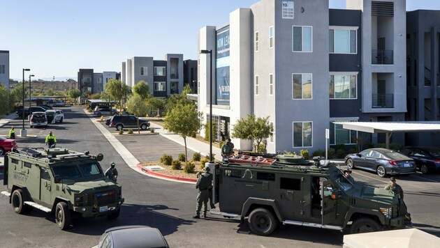 Spezialkräfte der Polizei sicherten nach zahlreichen Schüssen das weitläufige Gelände des Wohnkomplexes. (Bild: Steve Marcus/Las Vegas Sun via AP)