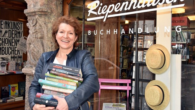 Buchhändlerin Sonja Bruch sorgt für Lesestoff (Bild: Stadtmarketing Hall)