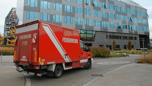 Ein Einsatzfahrzeug der Wiener Feuerwehr vor der Wirtschaftsuni am Welthandelsplatz (Bild: Klemens Groh)