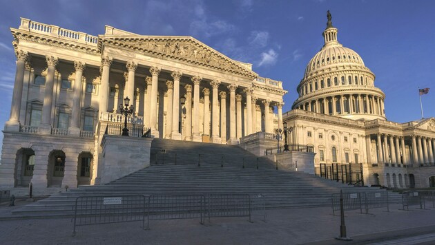 Das Bild zeigt jene Seite des Kapitols in Washington, wo sich das Repräsentantenhaus befindet. (Bild: AP)