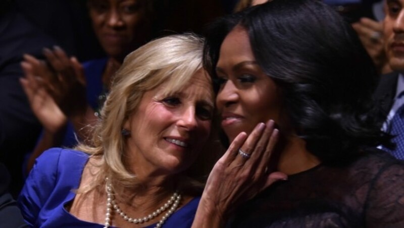 Jill Biden und Michelle Obama sind gute Freundinnen. (Bild: NICHOLAS KAMM / AFP / picturedesk.com)