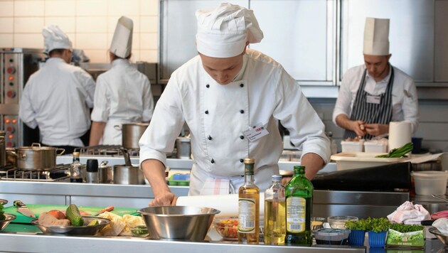 Die jungen steirischen Köche werden in Bad Gleichenberg ausgebildet. Der Praxisunterricht in der Küche ist aus der Distanz nicht möglich. (Bild: Elmar Gubisch)