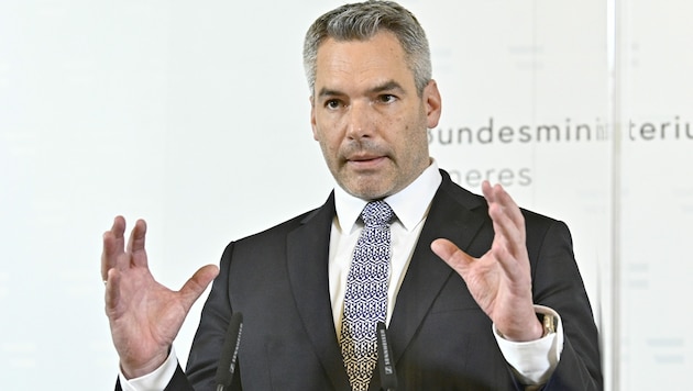 Innenminister Nehammer findet klar Worte zu dem Anschlag im Herzen Wiens. (Bild: APA/Hans Punz)