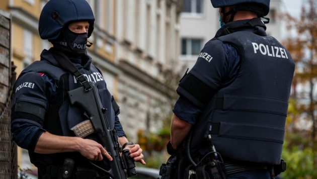 Weitere Festnahme im Zusammenhang mit dem Terroranschlag in Wien: Ein etwa 30-jähriger Afghane wurde als mutmaßlicher Mitwisser von der Cobra verhaftet. (Bild: APA/WERNER KERSCHBAUMMAYR)