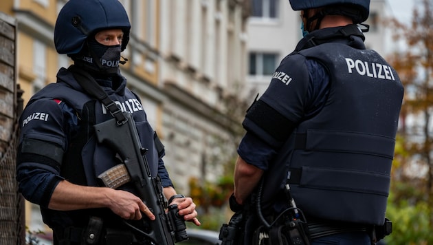 Weitere Festnahme im Zusammenhang mit dem Terroranschlag in Wien: Ein etwa 30-jähriger Afghane wurde als mutmaßlicher Mitwisser von der Cobra verhaftet. (Bild: APA/WERNER KERSCHBAUMMAYR (Symbolbild))