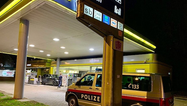 Ersten Informationen zufolge wurde die Tankstelle von zwei bis drei Tätern überfallen (Bild: Markus Tschepp)