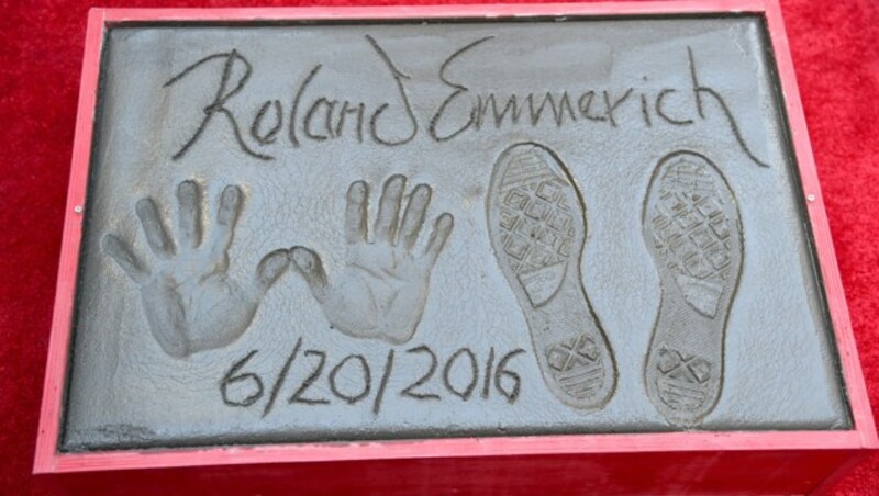 Roland Emmerichs Hand- und Fußabdrücke vor dem TCL Chinese Theatre in Los Angeles. (Bild: GETTY IMAGES NORTH AMERICA)