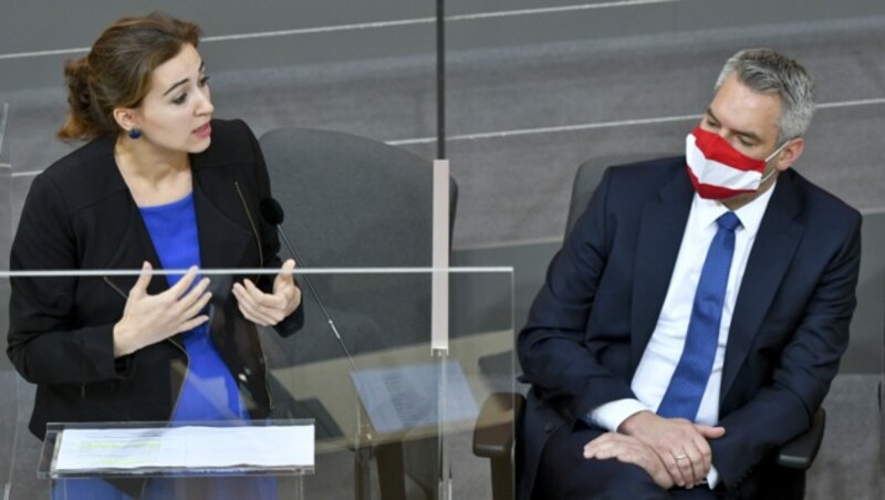 Justizministerin Alma Zadic und Innenminister Karl Nehammer (Bild: APA/HERBERT NEUBAUER)