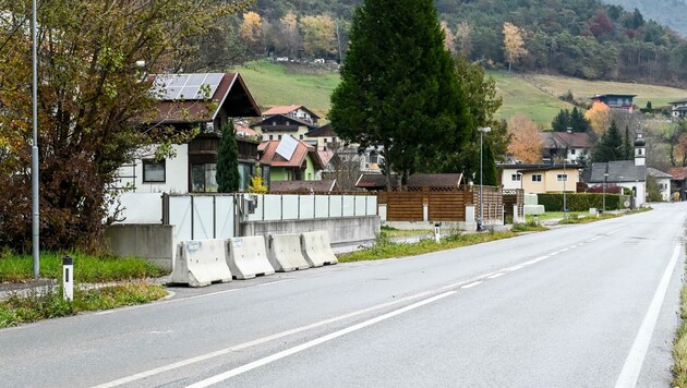Die gesperrte Hauseinfahrt in Zirl-Eigenhofen ist mittlerweile wieder offen! (Bild: LIEBL Daniel | zeitungsfoto.at)