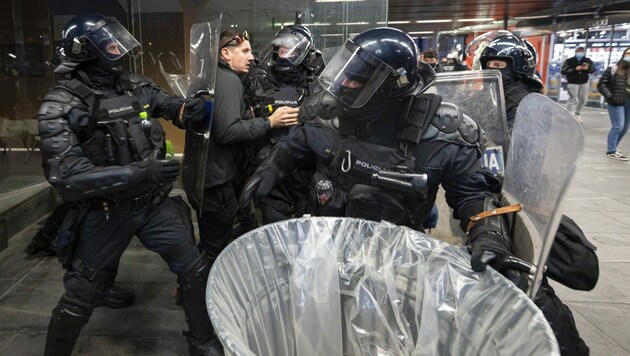 Polizeibeamte wurden mit Steinen und Flaschen beworfen, auch Rauchgranaten, Fackeln und Knallkörper kamen zum Einsatz. (Bild: APA/AFP/Jure Makovec)