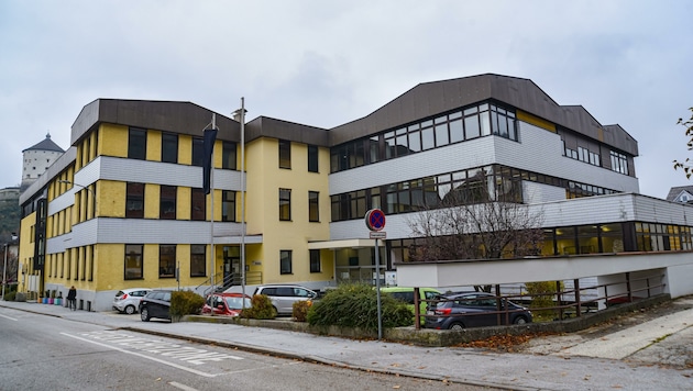 Mit dem Elternverein der HLW FW Kufstein protestiert der neunte Tiroler Verein gegen das von der Politik verordnete „Distance Learning“. (Bild: Hubert Berger)