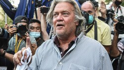 Trumps ehemaliger Chefstratege Steve Bannon nach einem Gerichtstermin. Gegen ihn wurde wegen Betrugsvorwürfen im Jahr 2020 Anklage erhoben. (Bild: APA/Getty Images via AFP/GETTY IMAGES/STEPHANIE KEITH)