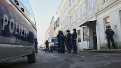 Ein Kommando der Sondereinheit WEGA sowie Wiener Polizeikräfte stürmten die Tewhid-Moschee in Meidling. (Bild: "Krone")