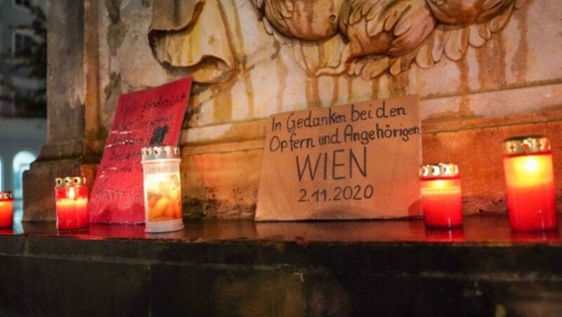 Auch in Oberösterreich traf viele der Terroranschlag in Wien mitten ins Herz: In Braunau stellten die Einwohner Kerzen auf, um der Opfer des Anschlags zu gedenken. (Bild: Daniel Scharinger)