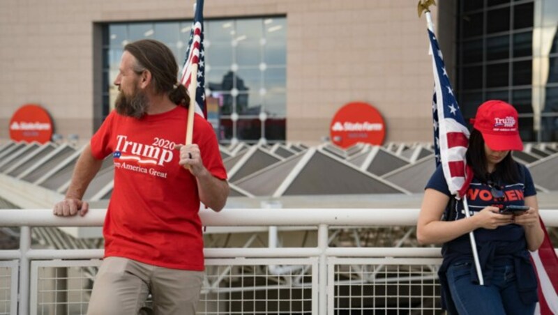 Trump-Unterstützer vor dem Wahlzentrum in Atlanta, Georgia (Bild: AFP)