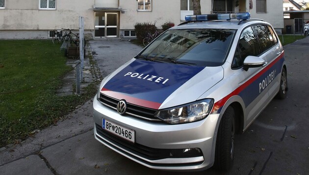 In diesem Wohnhaus in Klagenfurt wurde die Leiche gefunden. Laut Polizei gebe es Spuren von „äußerer Gewalteinwirkung“. (Bild: APA/GERD EGGENBERGER)