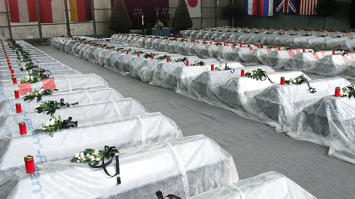 Die Aufbahrung der 155 Opfer in einem Hangar in Salzburg