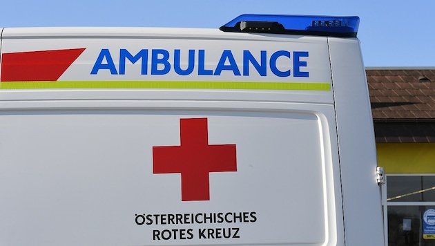 The 27-year-old was taken to hospital with emergency medical assistance. (symbolic image) (Bild: P. Huber)