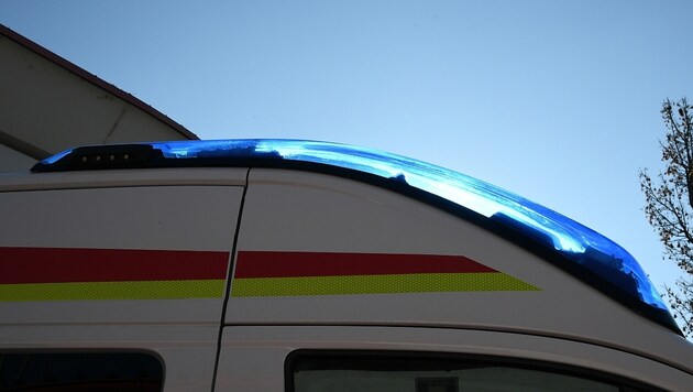 Mit Blaulicht war ein Rettungswagen Sonntagabend im Einsatz gewesen, als es zu einem Verkehrsunfall kam (Bild: P. Huber)