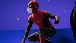 Tom Holland als „Spider-Man“ mit doppelter Maske am Filmset (Bild: www.instagram.com/tomholland2013)