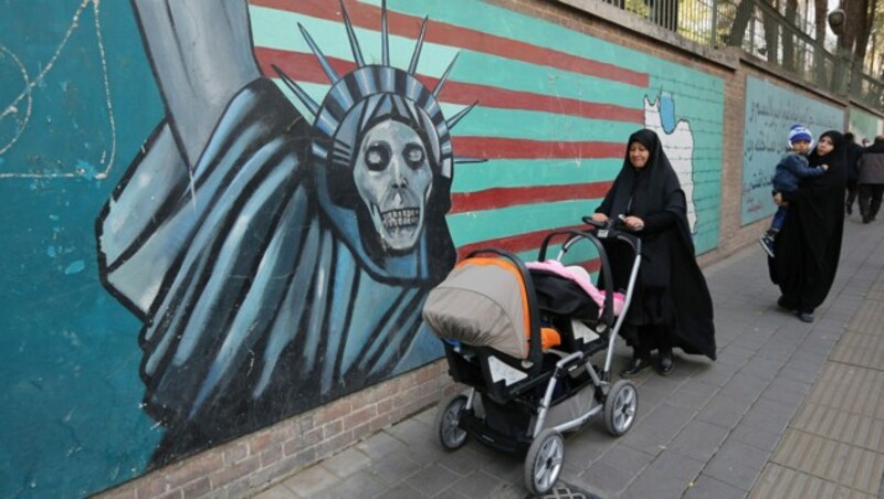 Ein ziemlich US-kritisches Graffito auf der Wand der ehemaligen US-Botschaft in Teheran (Bild: APA/AFP/ATTA KENARE)