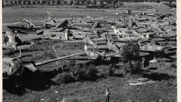 Während des Zweiten Weltkriegs wurde das „Flugfeld Klagenfurt“ militärisch genutzt. Nach dem Krieg lagen auf dem Gelände unzählige beschädigte Flugzeuge. (Bild: AAvK/Slg. Brunner)