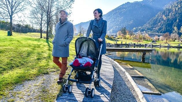 Schauspieler Edwin Daniel Hochmuth genießt mit Ehefrau Maria und Töchterchen Ella einen Spaziergang in Schlitters. (Bild: Hubert Berger)