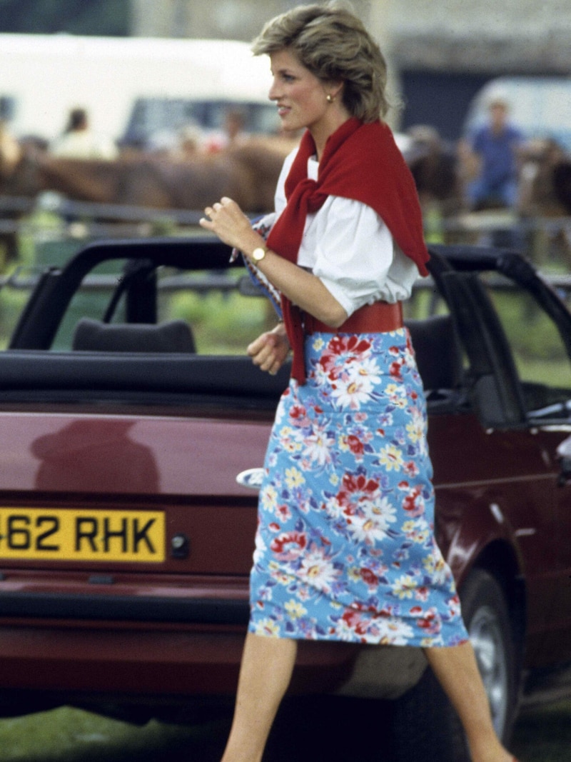 Prinzessin Diana trägt im Cirencester Polo Club einen auffälligen geblümten Rock. (Bild: HUSSEIN ANWAR / Action Press/Sipa / picturedesk.com)