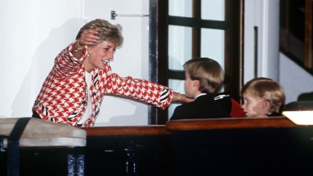 Wiedersehen mit ihren Söhnen Harry und William in einem Hahnentrittmuster-Blazer (Bild: www.VIENNAREPORT.at)
