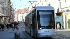 Der Straßenbahnfahrer konnte trotz Notbremsung nicht mehr rechtzeitig anhalten. (Symbolbild) (Bild: Christian Jauschowetz, Krone KREATIV)