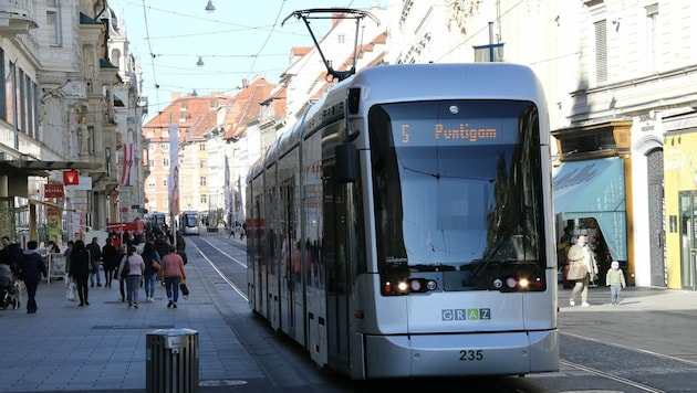 Der Straßenbahnfahrer konnte trotz Notbremsung nicht mehr rechtzeitig anhalten. (Symbolbild) (Bild: Christian Jauschowetz, Krone KREATIV)