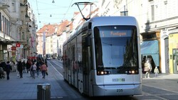 Die Schienen durch die Herrengasse sind heute fast den ganzen Tag durch Menschenmassen blockiert (Bild: Christian Jauschowetz, Krone KREATIV)