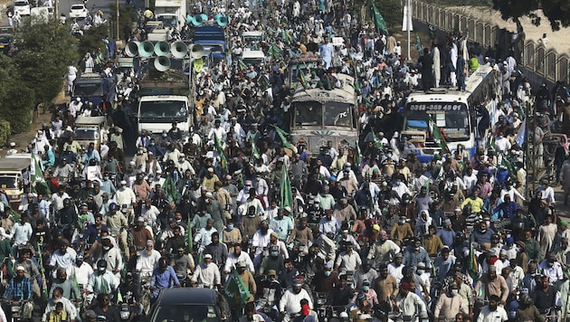 Viele der Demonstranten sind Anhänger der extremistisch-dschihadistischen ‘Tehreek-e-Labaik-Partei. (Bild: AP)