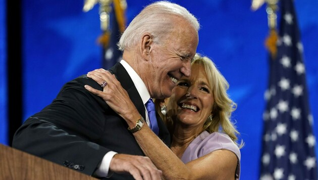 Joe Biden und seine First Lady Jill Biden (Bild: APA/AP Photo/Andrew Harnik)