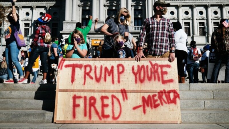 „Trump, du bist gefeuert“, steht auf diesem Schild, das Demonstranten vor dem Kapitol in Harrisburg im US-Bundesstaat Pennsylvania aufgestellt haben. Jener Staat, der Biden letztlich zum Sieger der Präsidentschaftswahl machte. (Bild: AP)