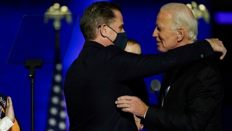 Joe Biden umarmt seinen Sohn Hunter. (Bild: AP)