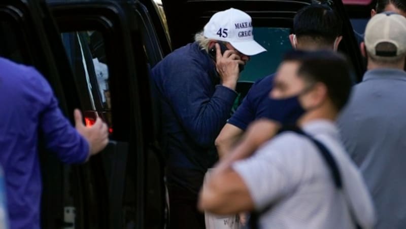 Präsident Trump bei seiner Ankunft nach einer Runde Golf (Bild: AP)