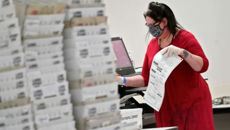 Stimmenauszählung in Arizona (Bild: AP)