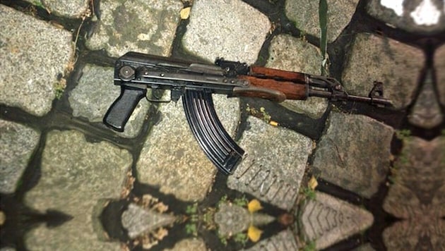 Mit dieser Waffe richtete der Attentäter in der Wiener City ein Blutbad an. (Bild: LPD WIEN)