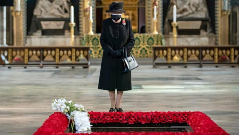 Die Queen am Grabmal des unbekannten Soldaten in der Westminster Abbey (Bild: Associated Press)