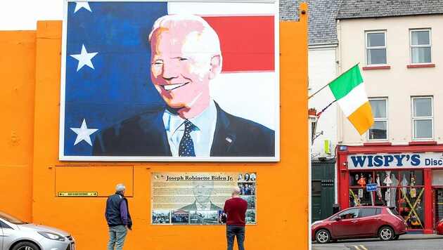 Ein riesiges Biden-Gemälde ziert die Fassade eines Hauses in der irischen Stadt Ballina, wo die Vorfahren des 77-Jährigen gelebt haben. (Bild: APA/AFP/PAUL FAITH)