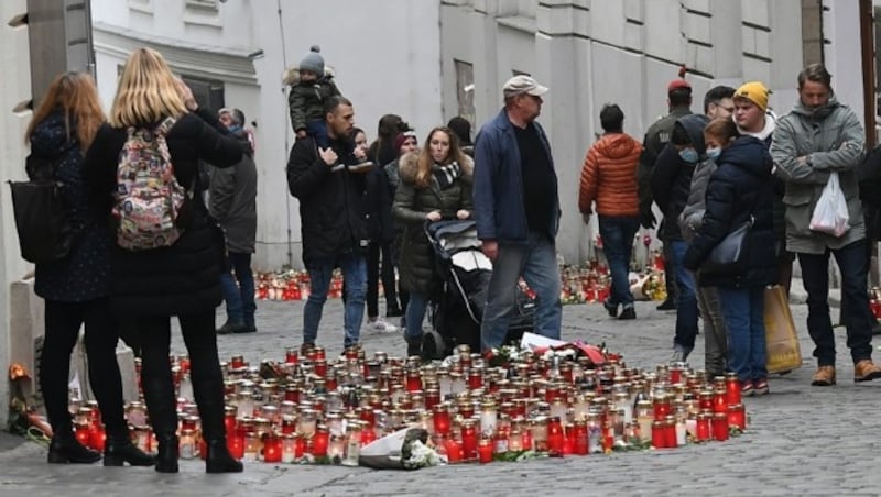 An den Tatorten gedenken immer noch zahlreiche Wiener der Opfer. (Bild: P. Huber)