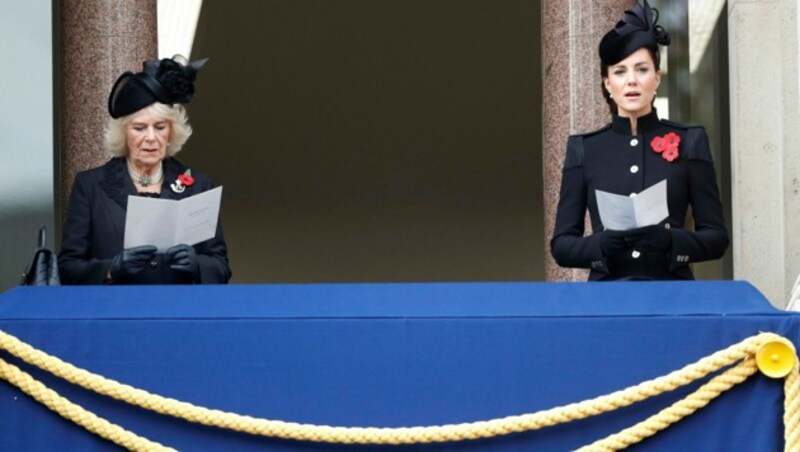 Herzogin Camilla und Herzogin Kate auf dem Balkon des Foreign Office in Whitehall (Bild: AP)