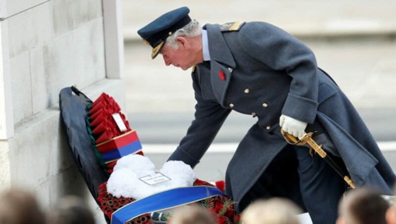 Prinz Charles legt einen Kranz aus roten Klatschmohnblüten an dem als „Cenotaph“ bekannten Denkmal im Londoner Regierungsviertel nieder. (Bild: AFP or licensors)