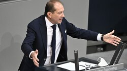 Alexander Dobrindt (Bild), CSU-Chef im Bundestag, fordert härtere Strafen für Klimaaktivistinnen und Klimaaktivisten. (Bild: AFP)