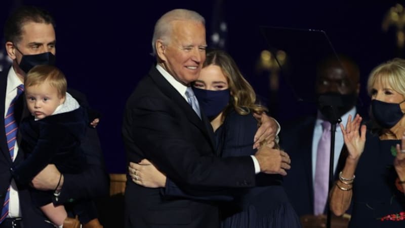 Joe Biden drückt seine Enkelin an sich. (Bild: Tasos Katopodis/Getty Images/AFP)